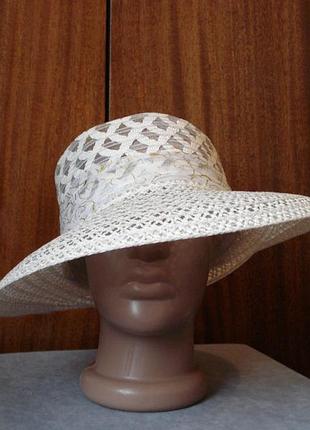Шляпка со средними полями