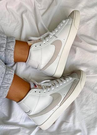 Красивейшие женские высокие винтажные кроссовки nike blazer mid '77 vintage белые с бежевым