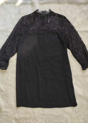 Вечернее нарядное черное короткое платье с ажурным верхом гипюр плечами рукавами под горло