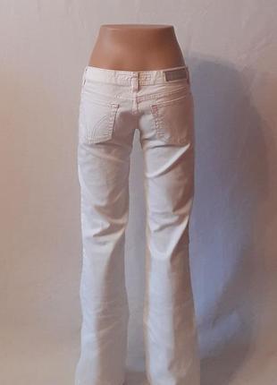 Белые женские  джинсы с вышивкой2 фото