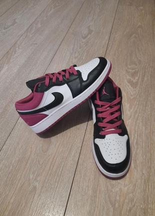 Женские кроссовки nike air jordan 1 low pink black6 фото