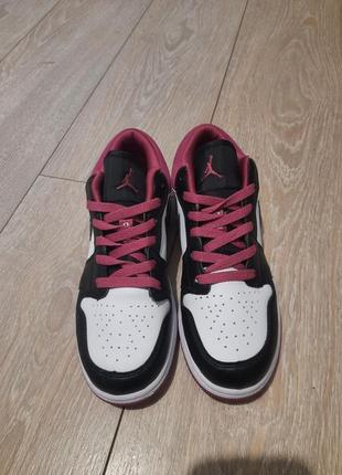 Женские кроссовки nike air jordan 1 low pink black3 фото