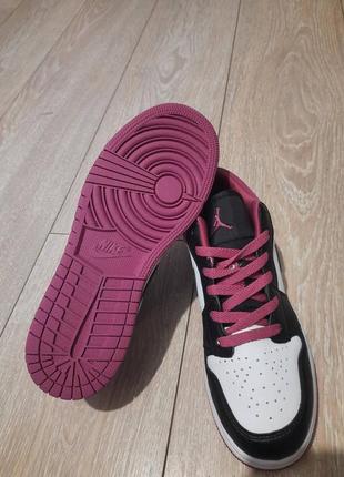 Женские кроссовки nike air jordan 1 low pink black5 фото