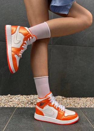 Шикарні жіночі яскраві високі кросівки nike air jordan 1 retro electro orange помаранчеві перламутр