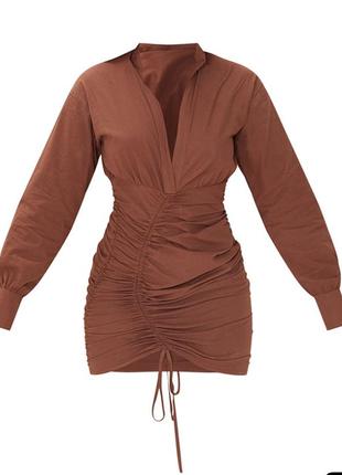 Асимметричное облегающее платье- рубашка шоколадного цвета с длинными рукавами и рюшами1 фото
