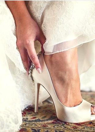 Білі весільні туфлі на платформі бренду badgley mischka