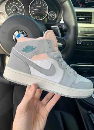 Нереальные женские высокие кроссовки nike air jordan retro 1 gray серые с белым и пудровым