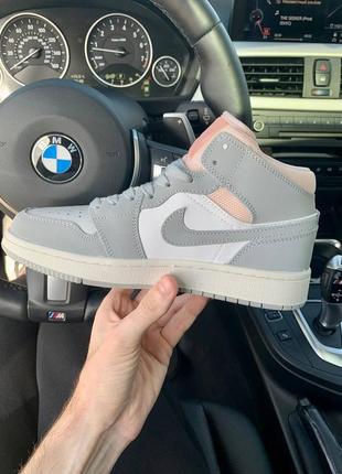 Нереальные женские высокие кроссовки nike air jordan retro 1 gray серые с белым и пудровым4 фото