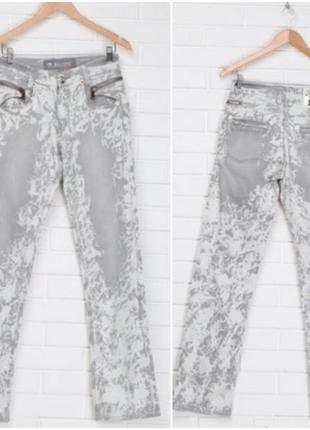 Стильные джинсы модной расцветки