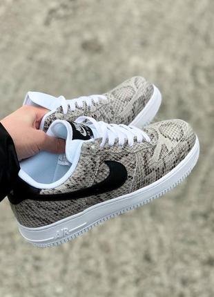 Шикарные женские кроссовки nike air force snake бежевые с чёрным змеиный принт8 фото