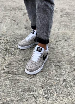Шикарні жіночі кросівки nike air force snake бежеві з чорним зміїний принт5 фото