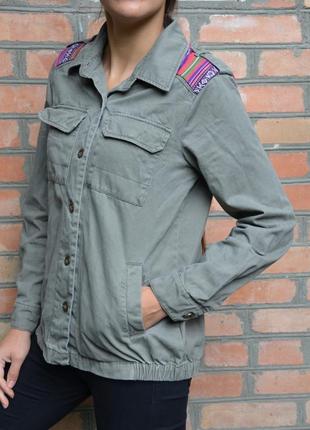 Куртка в стилі сафарі, кольору хаккі з яскравими вставками, розмір м