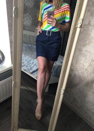 Яркая футболка в полоску