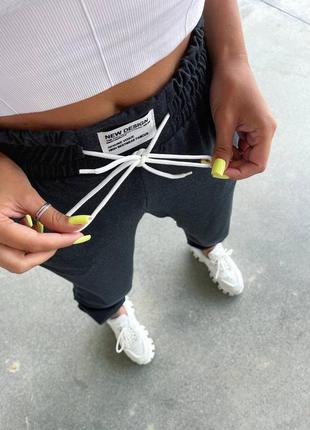 Женские спортивные штаны темно серые графит на высокой посадке с карманами на резинках джоггеры стильные трендовые качественные турция на шнурке3 фото