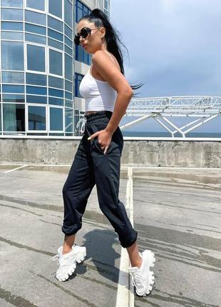 Женские спортивные штаны темно серые графит на высокой посадке с карманами на резинках джоггеры стильные трендовые качественные турция на шнурке5 фото