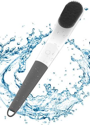 Банная массажная силиконовая электрическая щетка для тела с длинной ручкой ultrasonic shower brush серая