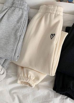 Женские серые спортивные штаны на высокой посадке на резинках с карманами с акцентом в виде сердца сбоку тёплые на флисе стильные удобные2 фото