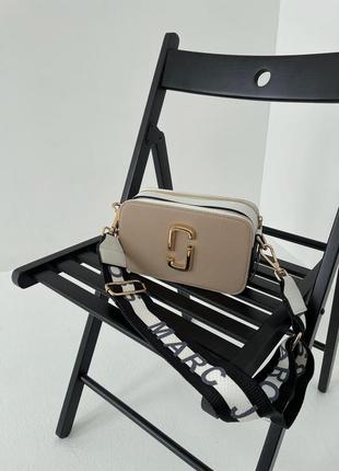 Marc jacobs the snapshot beige/white розкішна бежева кремова сумочка марк джейкобс брендова сумка крем беж новинка8 фото