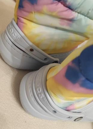 Crocs neo puff tie dye сапоги крокс с утеплением.6 фото