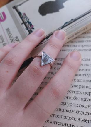 Кольцо авторское с натуральным камнем лабрадор треугольник6 фото