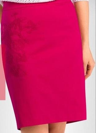 Стильная малиновая юбка карандаш с вышивкой