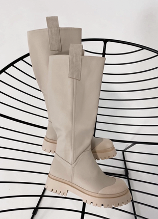 Бежевые сапоги трубы
