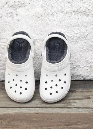 Крокс класик білі з хутром crocs classic lined clog - white/grey6 фото