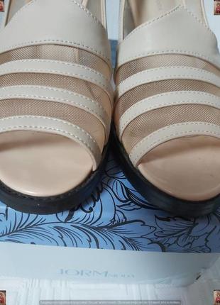Новые красивые нарядный туфли в сеточку приятного цвета беж, размер 399 фото