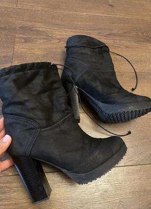 Зимові чоботи на підборах замшеві чорного кольору