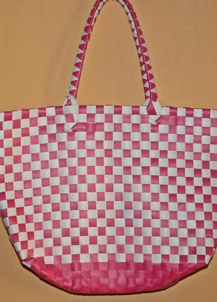 Трендова плетена сумка-кошик в стилі тгиѕѕ2 фото