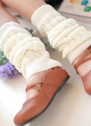 Дорослі в'їхав пов'язані теплі білі гетри.