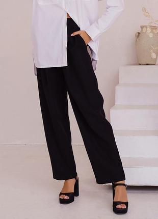 Чорні брюки банани зі збірками