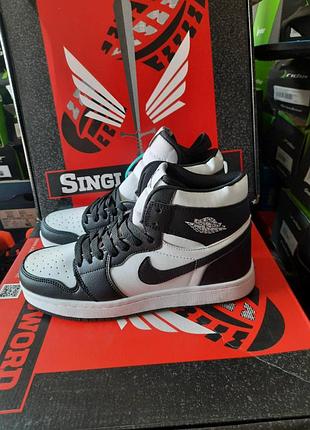 Жіночі кросівки air jordan 1 retro чорні з білим