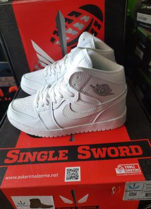 Женские кроссовки air jordan 1 retro белые