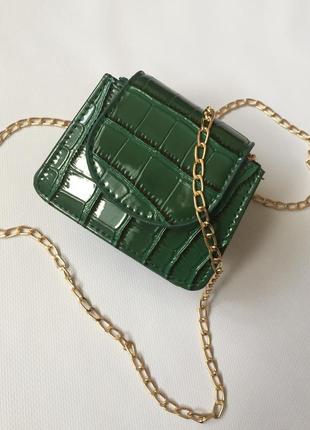 Зелена міні сумочка з золотим ланцюжком1 фото
