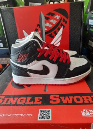 Женские кроссовки air jordan 1 retro чёрные с белым4 фото