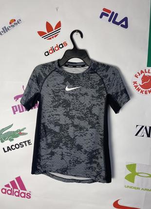 Оригінальна футболка nike монограмна logo