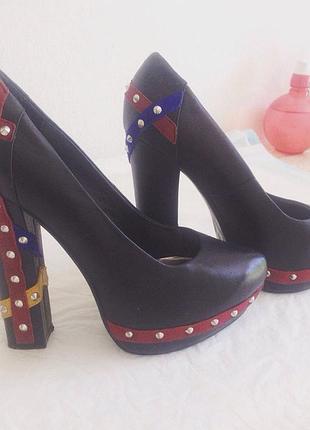 Стильні туфлі чорні із заклепками