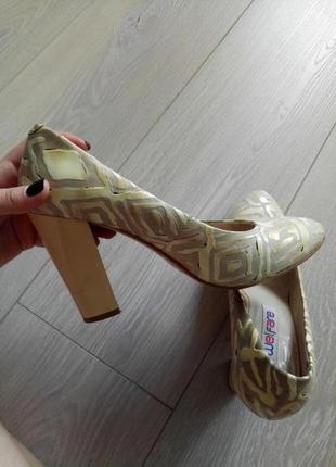 Продам женские туфли