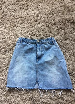 Крутая джинсовая юбка с необработанным низом