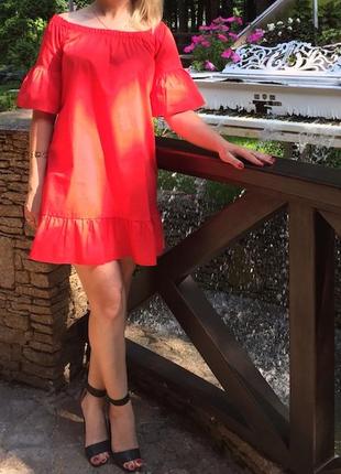 Стильное красное платье производства италии
