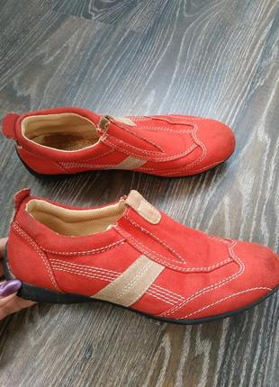 Червоні кросівки макасини
