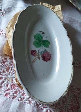 Набор из шести, новых,  овальных тарелок, мини селедочница.