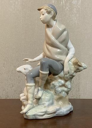 Фарфоровая статуэтка lladro «отдыхающий пастух».2 фото
