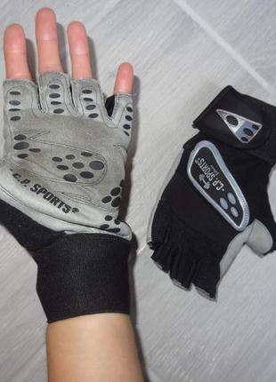 Шикарные спортивные перчатки c p sports ,натуральная кожа