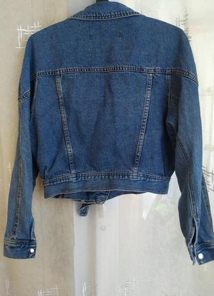Укорочена джинсова курточка в ретро стилі6 фото