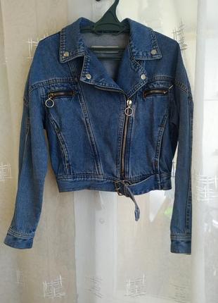 Укорочена джинсова курточка в ретро стилі1 фото