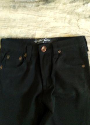 Черние стрейчевие бпюки для мальчика 10-11 лет