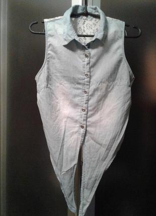 Очень классная джинсовая легкая рубашка-жилетка с ажурной спиной с-м