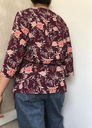 Бордова блуза на запах у квітковий принт5 фото